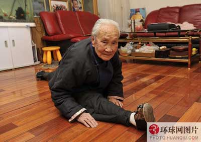 93岁老太太轻松劈叉令人称奇
