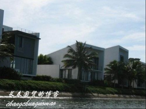 近年来身体状况不佳的赵本山十分喜欢前往三亚度假休闲养生。